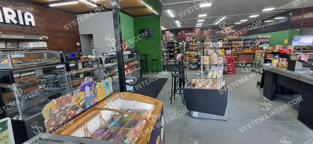 Hortifruti com estacionamento na porta em Santo André
