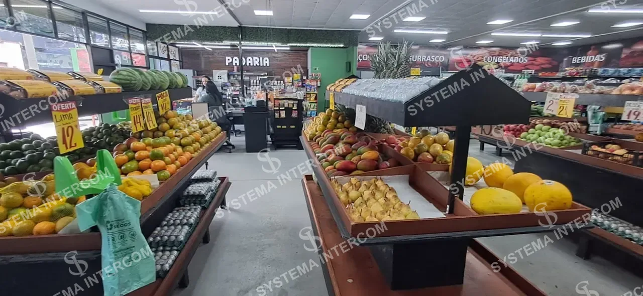 Hortifruti com estacionamento na porta em Santo André