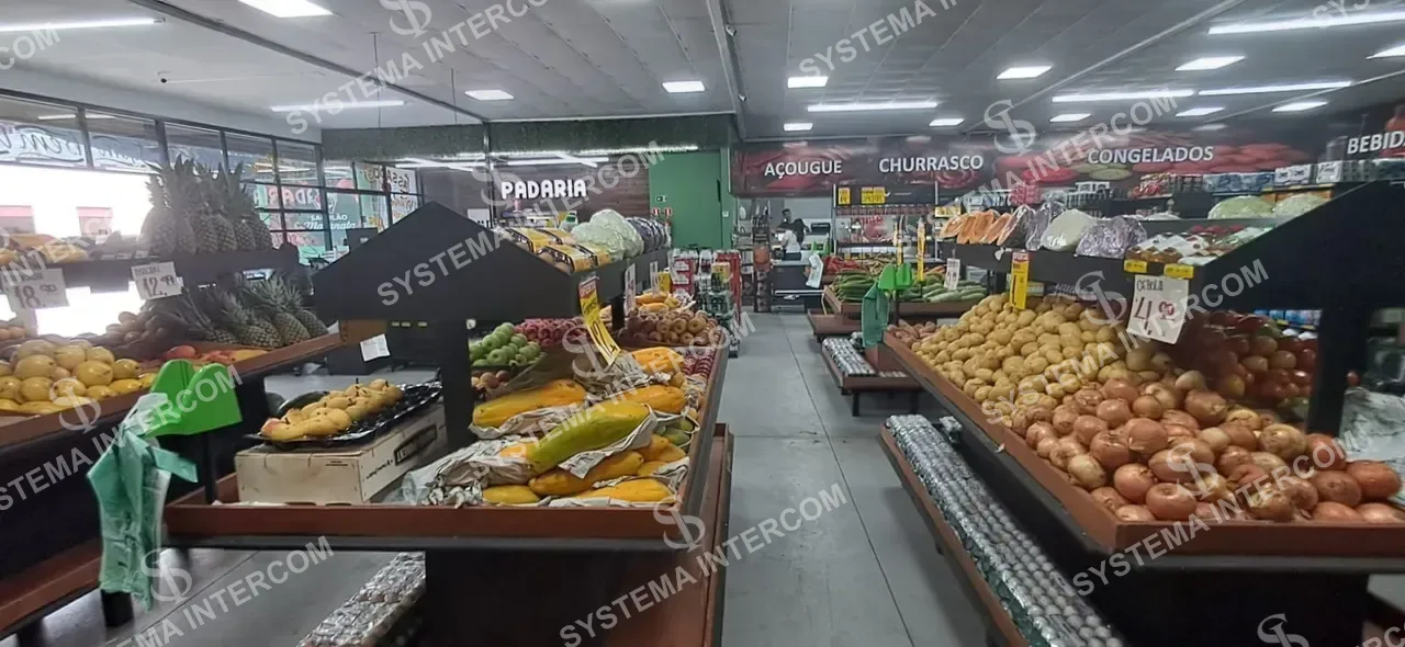 Hortifruti com estacionamento na porta em Santo André