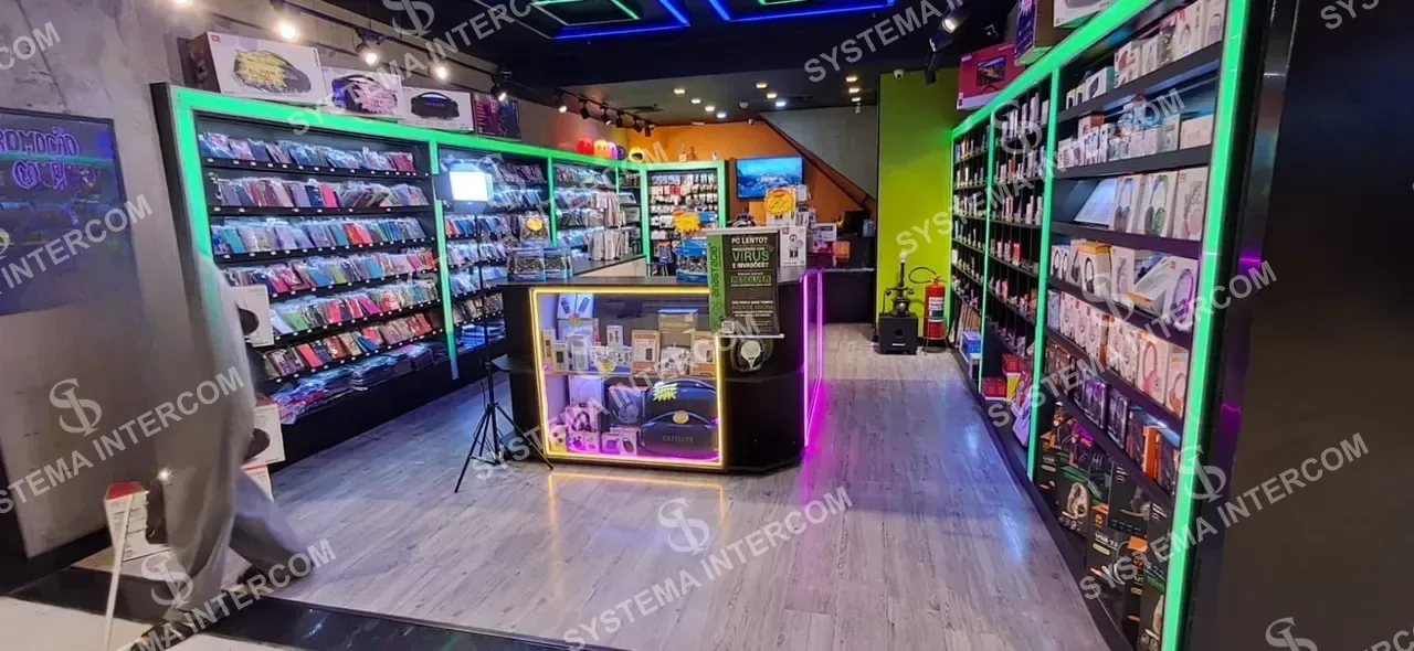 Loja de celular confinada em grande shopping