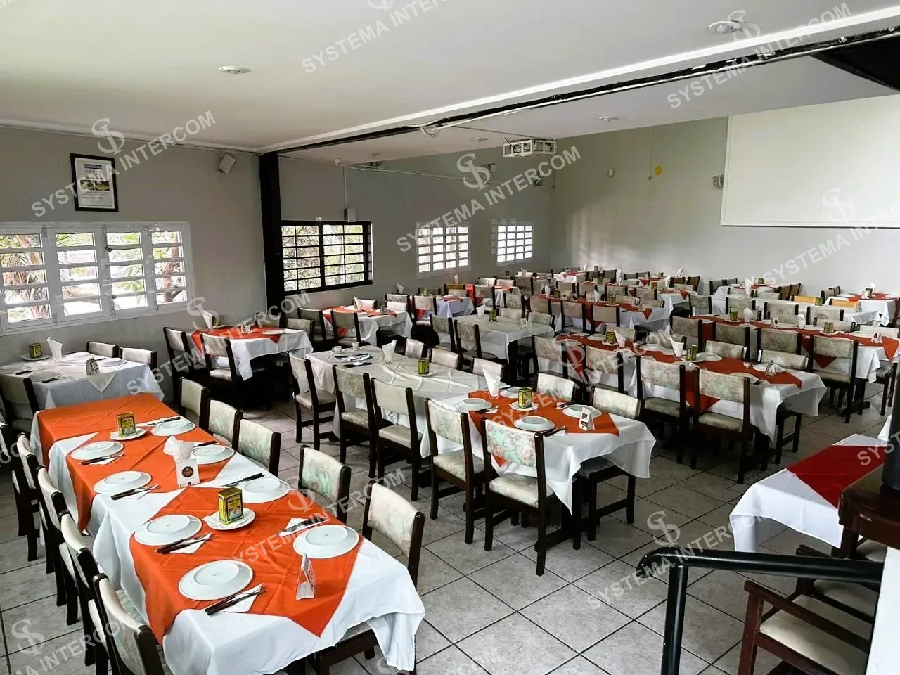 Pizzaria de esquina com o Predio na Zona Leste