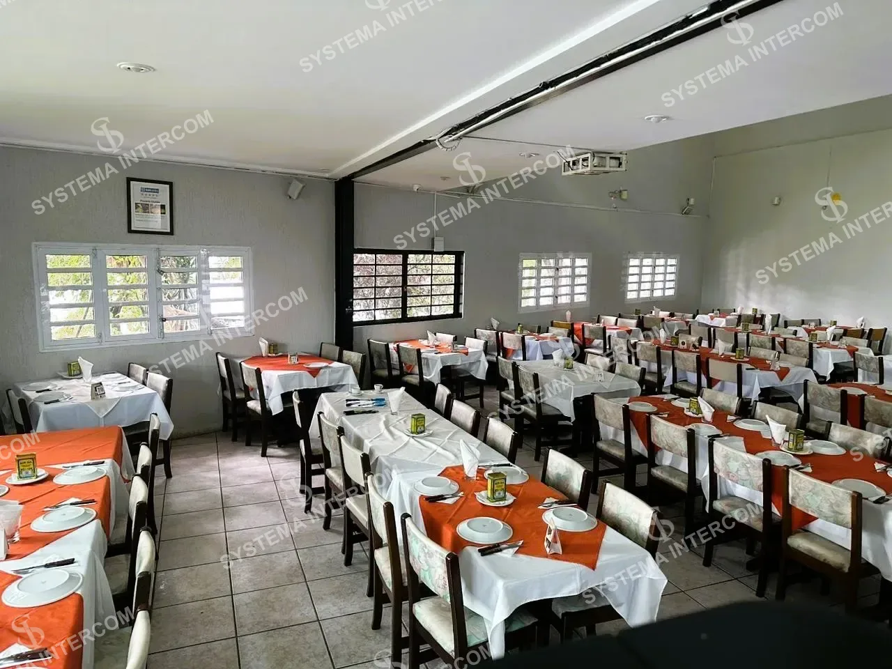 Pizzaria de esquina com o Predio na Zona Leste