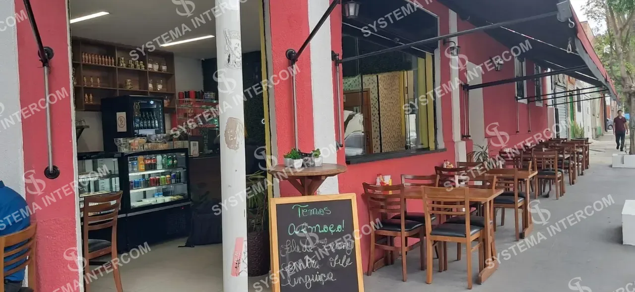 Bar e esfiharia de esquina na Zona Leste