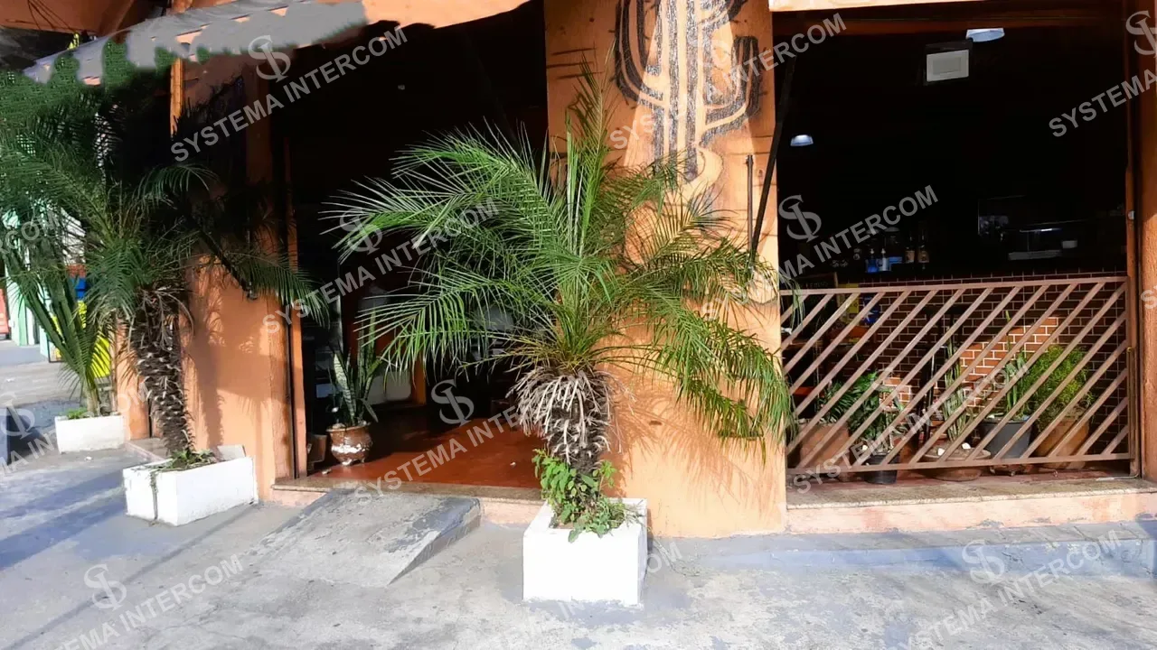 Restaurante e casa do norte de esquina em Guarulhos