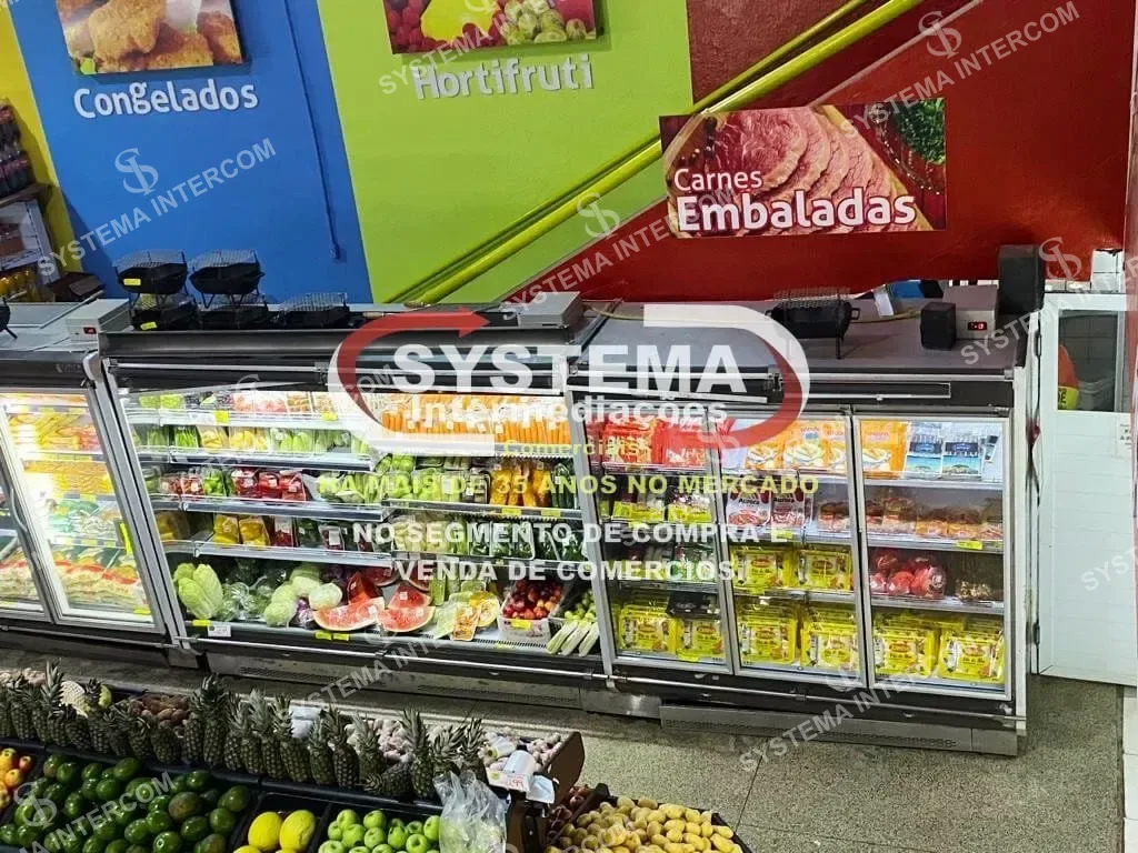 Super Mercado de esquina com estacionamento