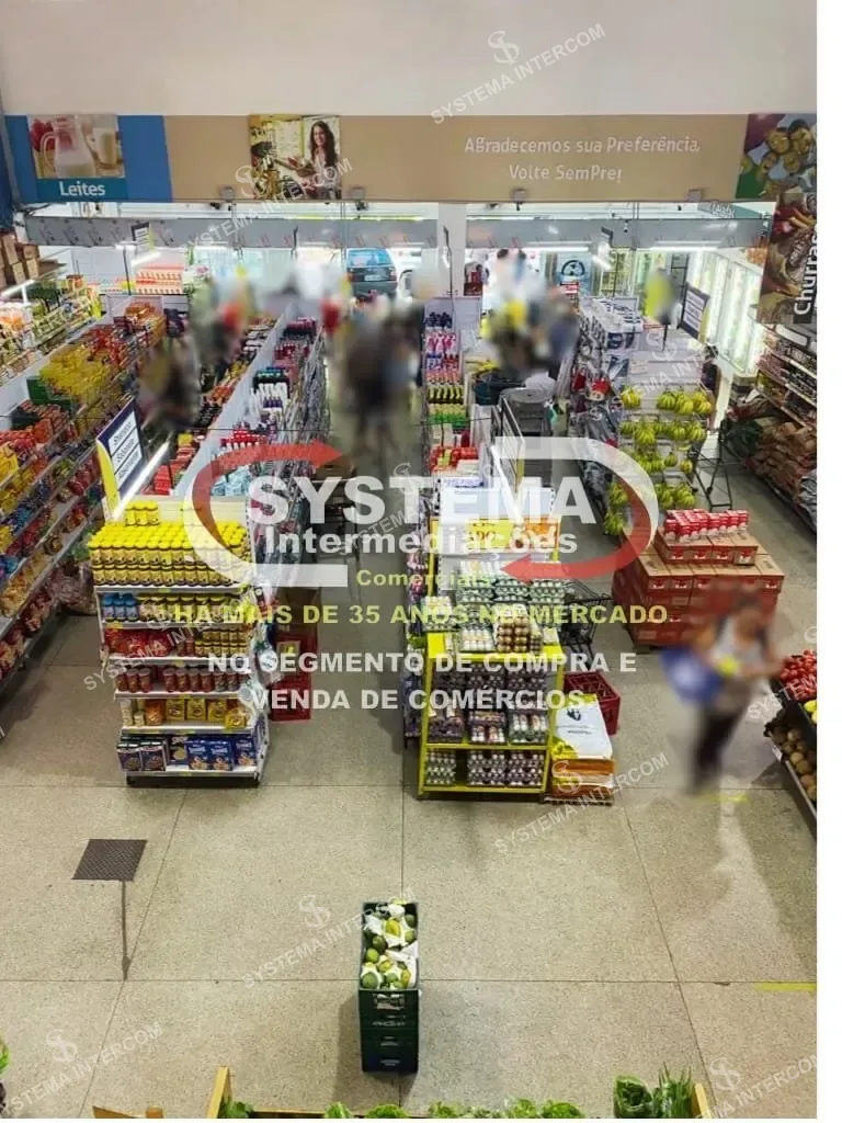 Super Mercado de esquina com estacionamento