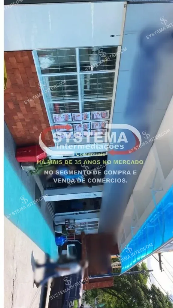 Super Mercado de esquina com estacionamento