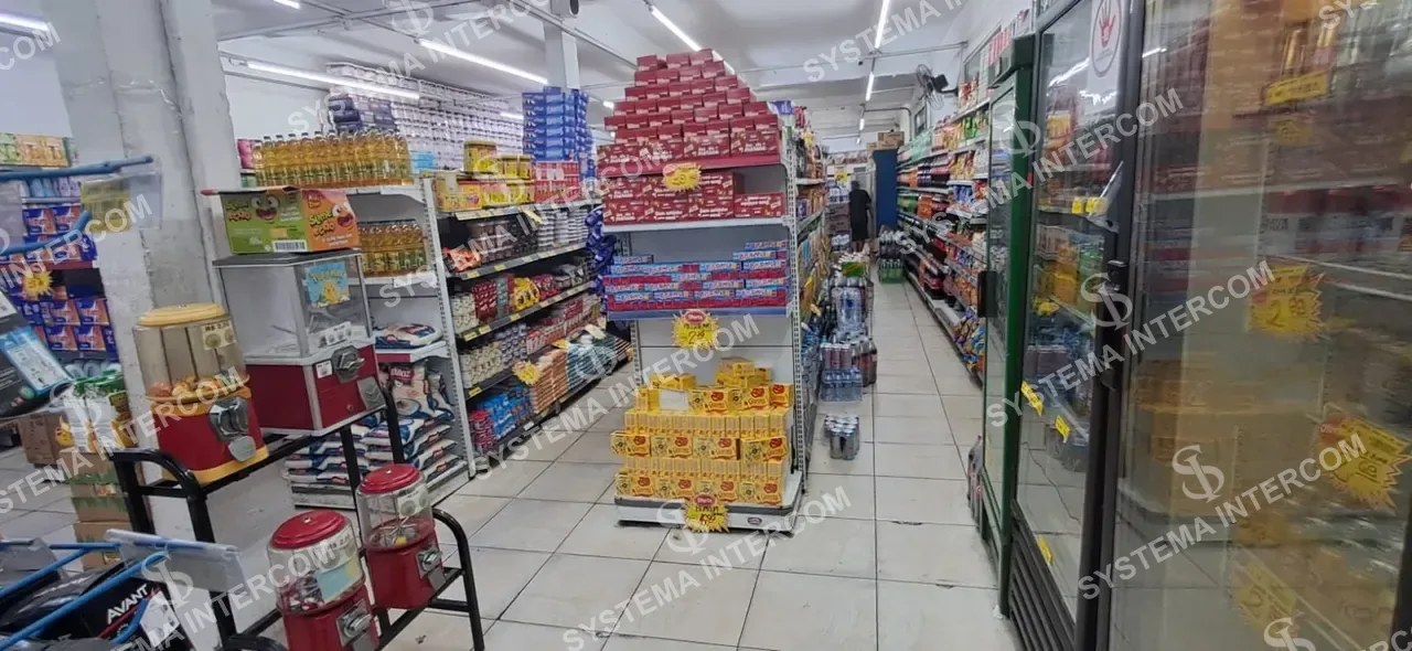 Supermercado super estocado, com estacionamento na porta