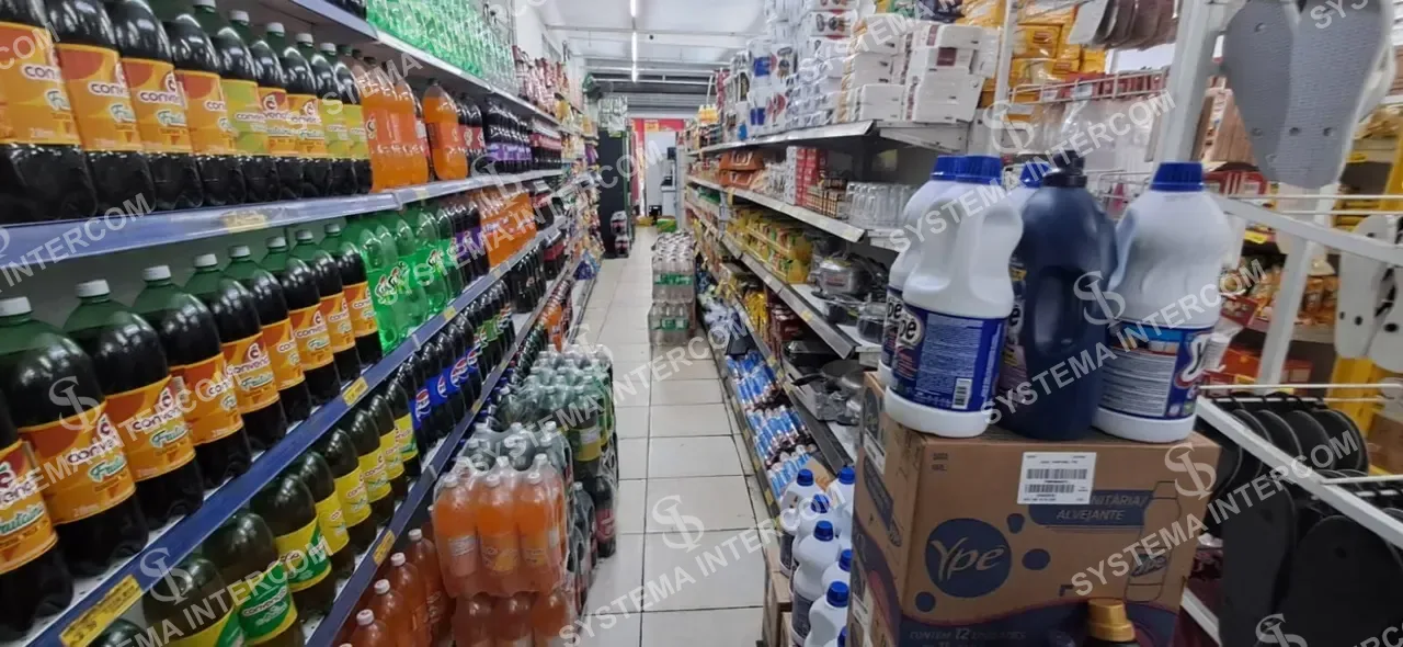 Supermercado super estocado, com estacionamento na porta
