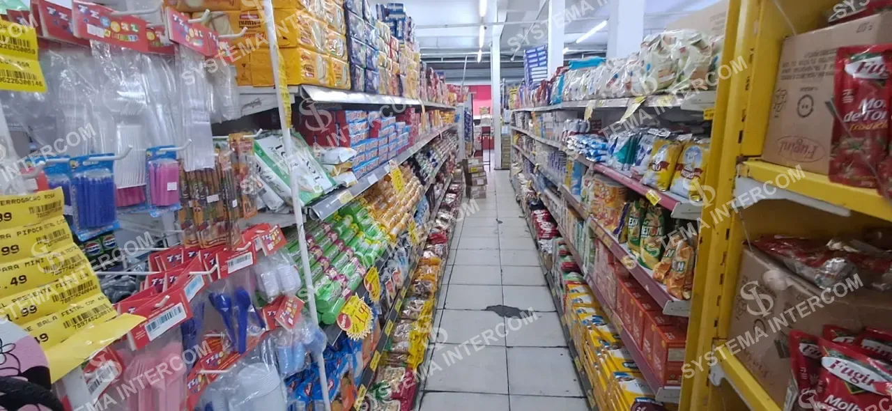 Supermercado super estocado, com estacionamento na porta