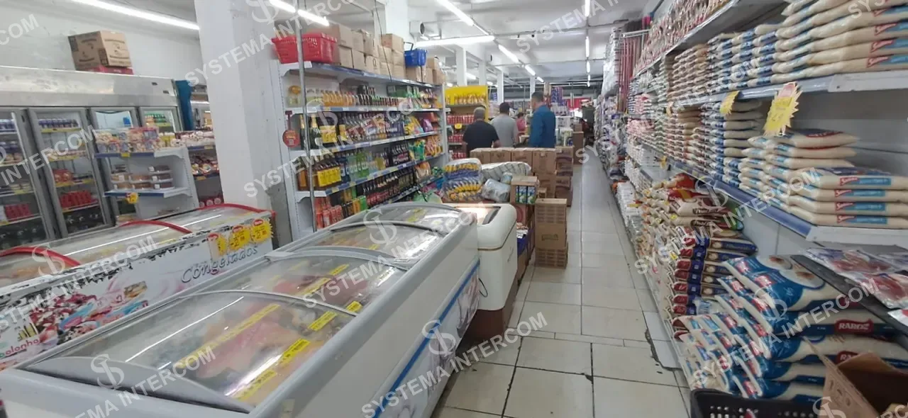 Supermercado super estocado, com estacionamento na porta