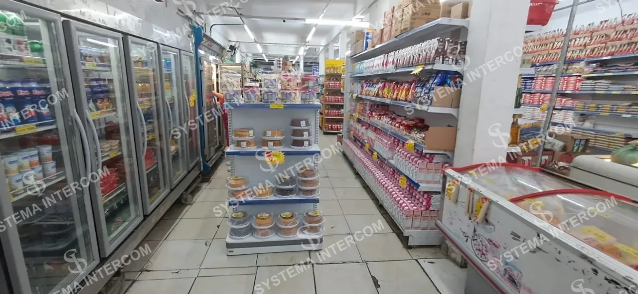 Supermercado super estocado, com estacionamento na porta