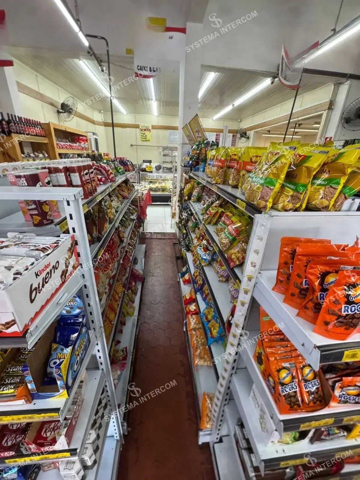 Mercado em avenida de grande movimento