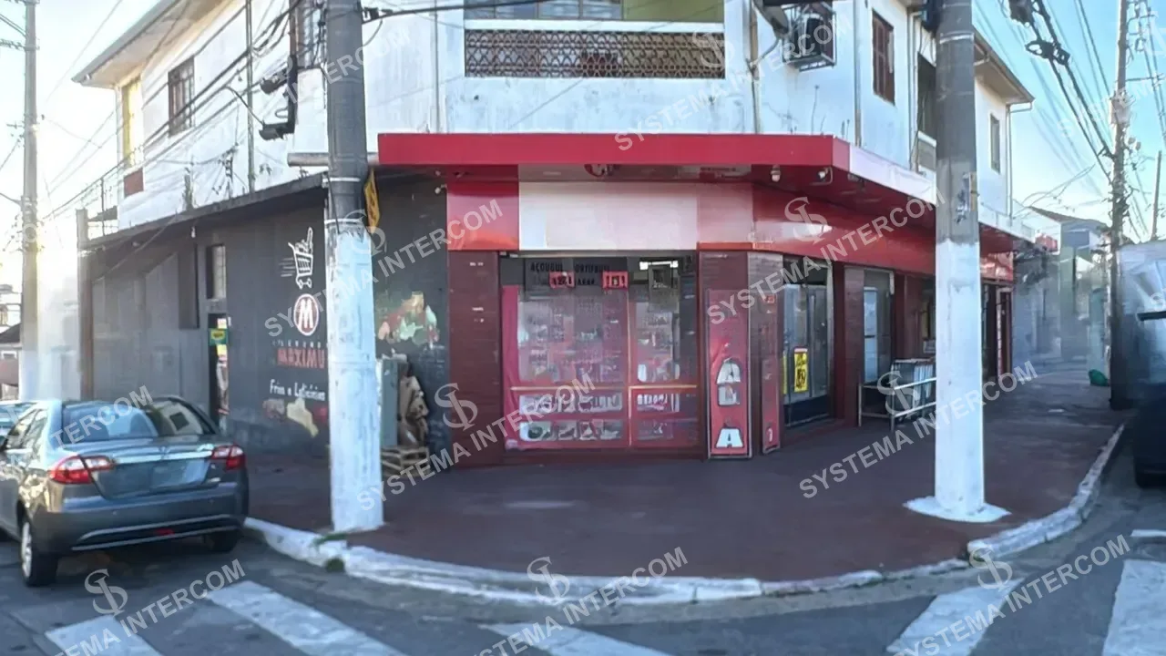 Mercado em avenida de grande movimento