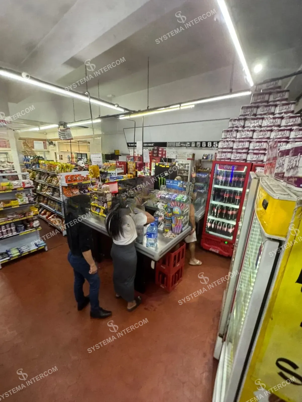 Mercado em avenida de grande movimento