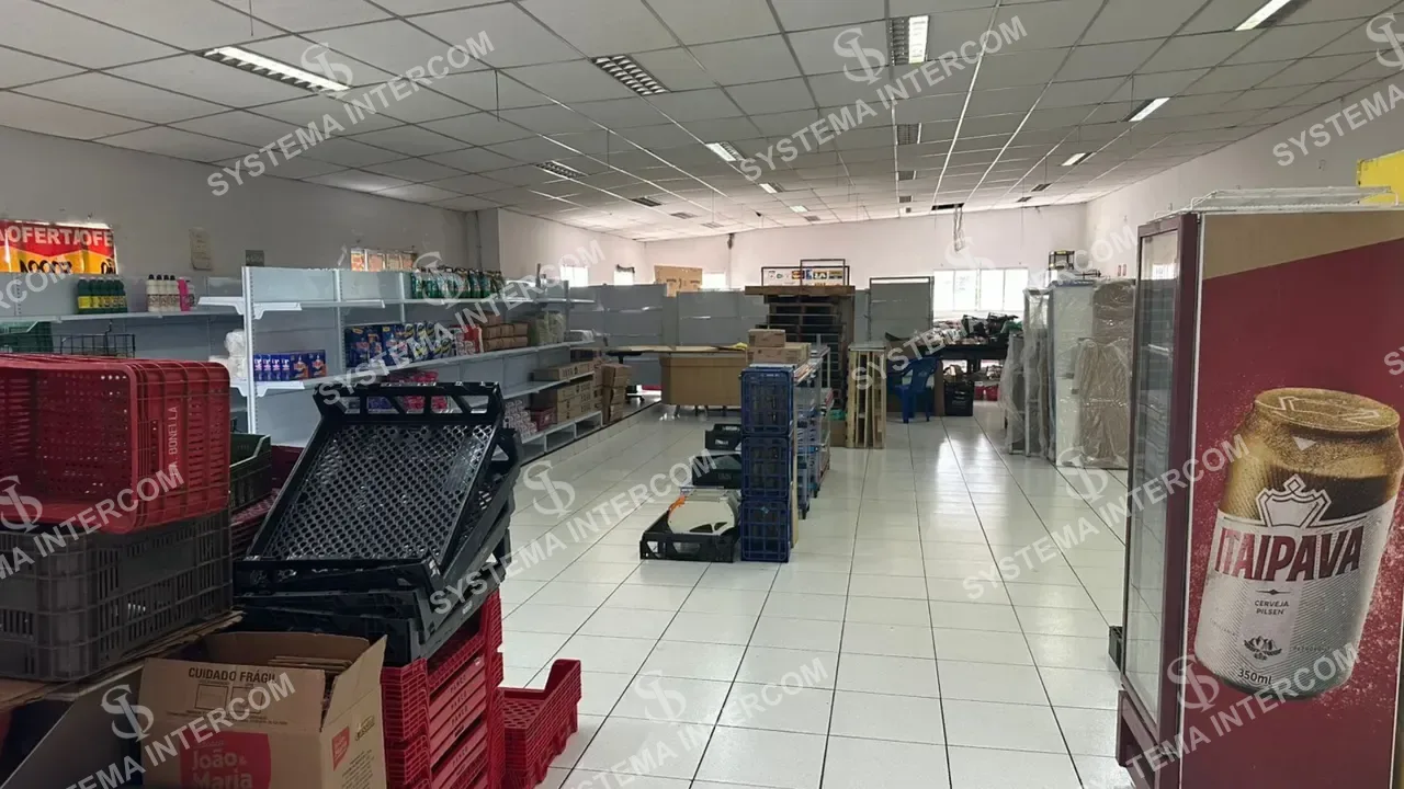 Mercado c/ açougue de esquina na região de Guarulhos