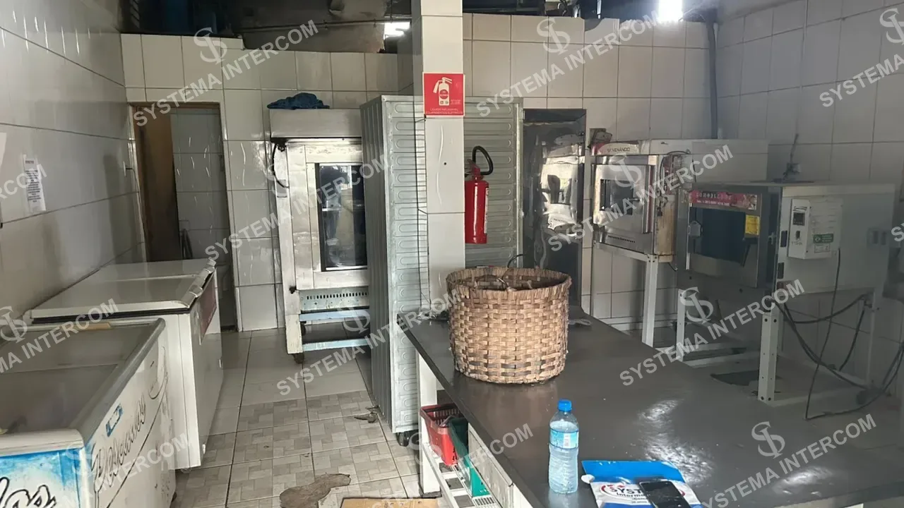Mercado c/ açougue de esquina na região de Guarulhos