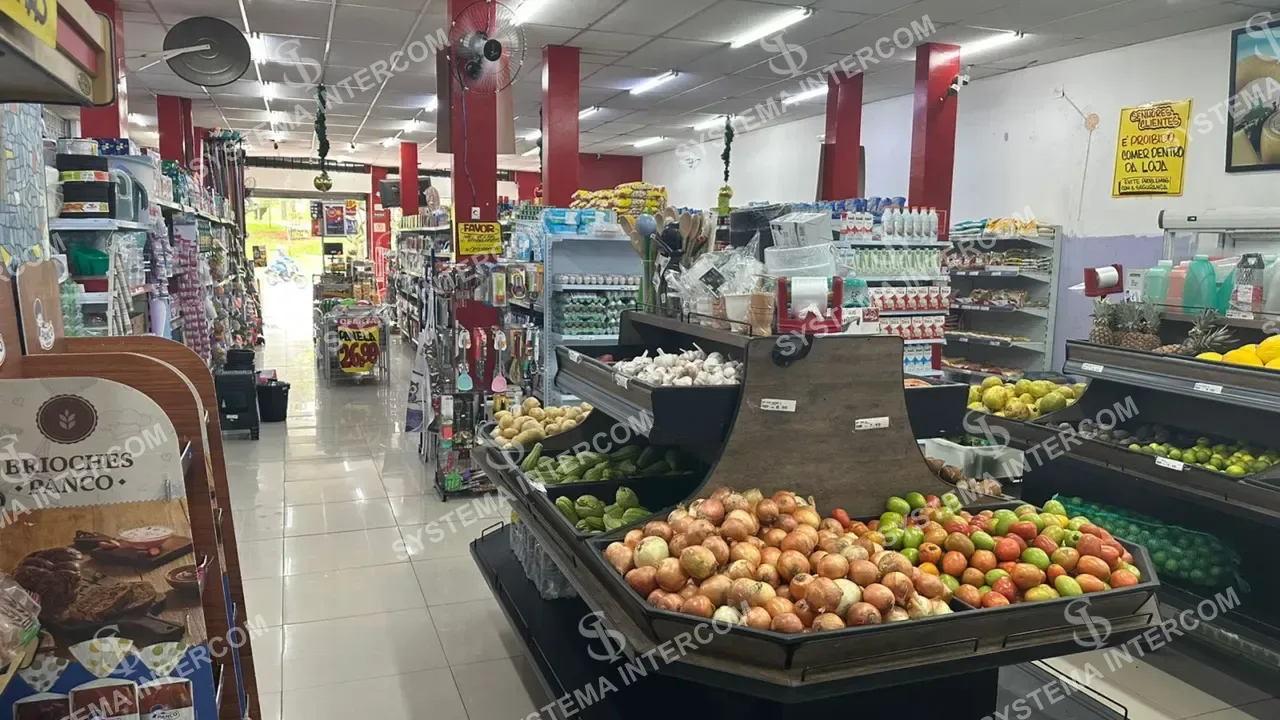 Mercado c/ açougue de esquina na região de Guarulhos