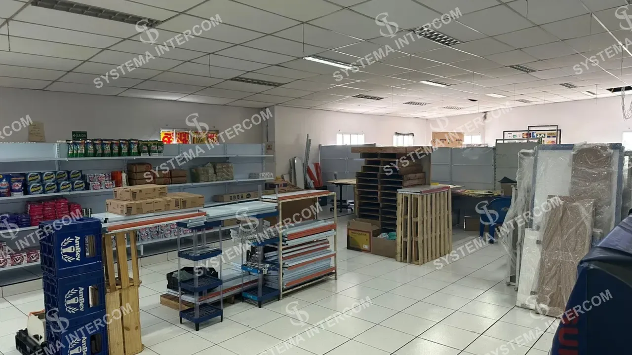Mercado c/ açougue de esquina na região de Guarulhos